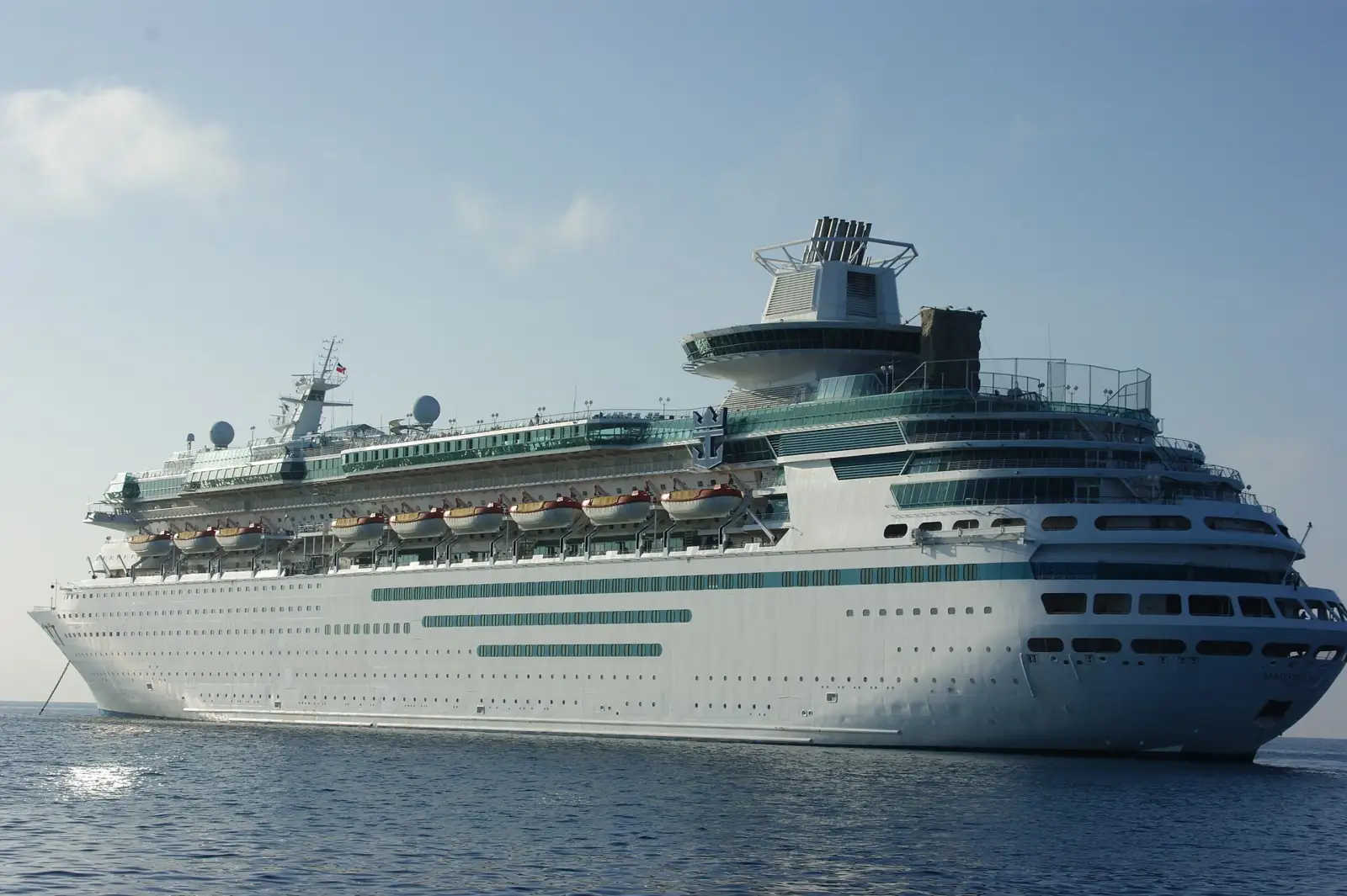 Le paquebot de croisière Majesty of the Seas au mouillage à Coco Cay, aux Bahamas, en 2011