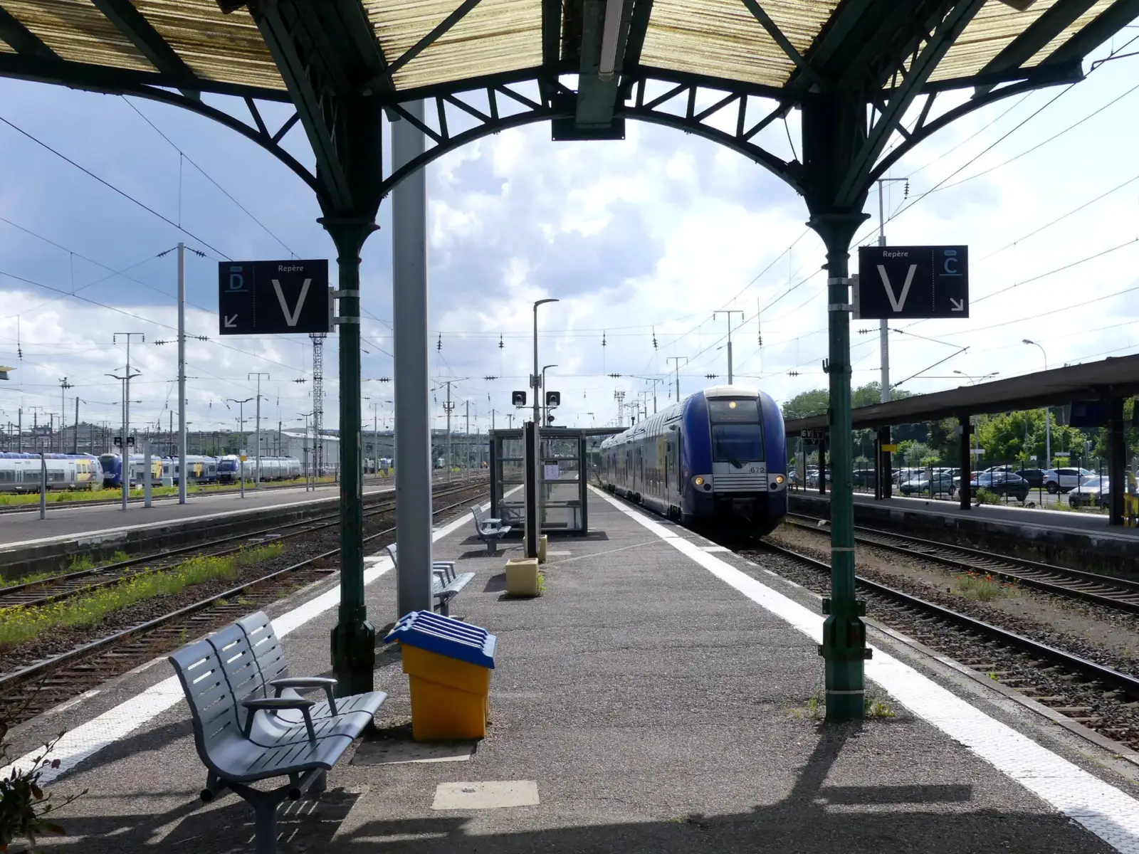 Train régional à deux niveaux arrivant le long d'un quai couvert de la gare de Thionville, sur la ligne de Metz à Luxembourg
