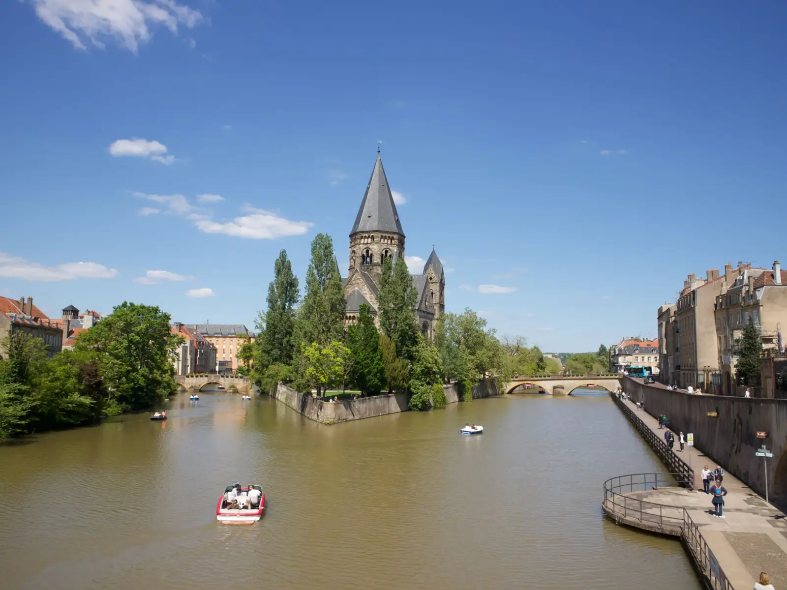 Le Temple Neuf de Metz au bord de la Moselle, avec des immeubles anciens sur les quais